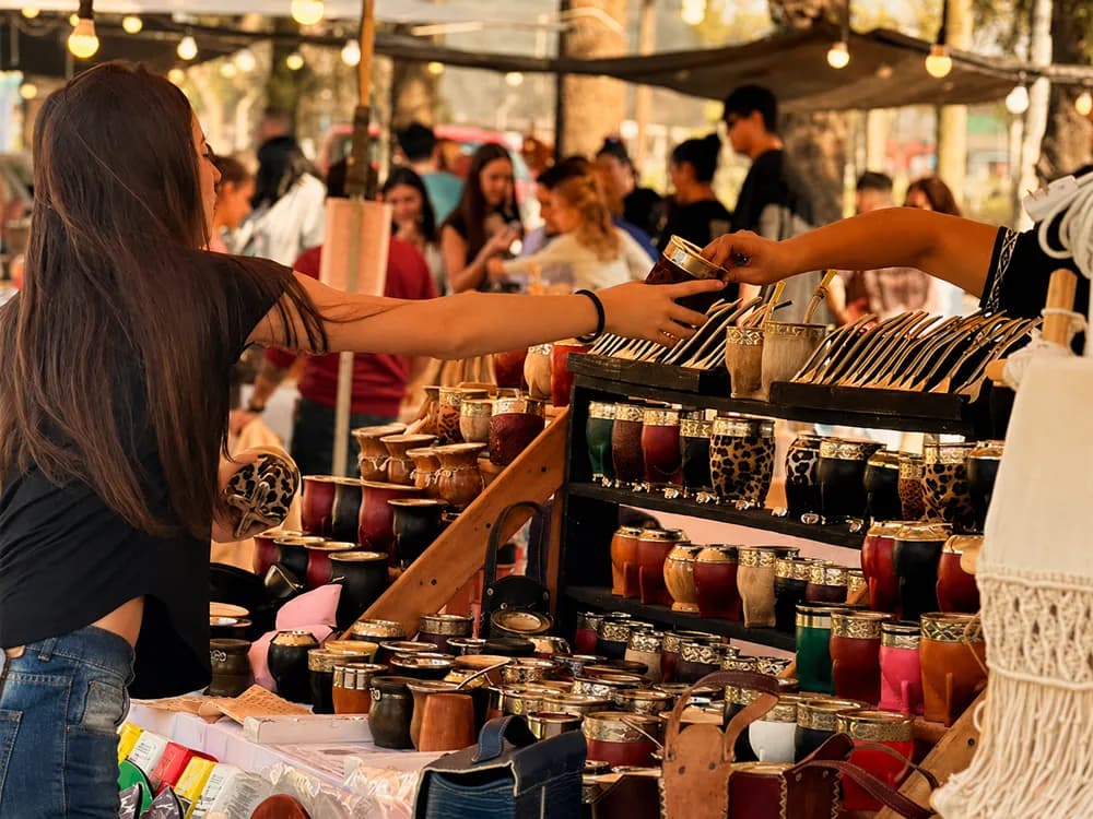 Compra mano a mano entre emprendedora y visitante