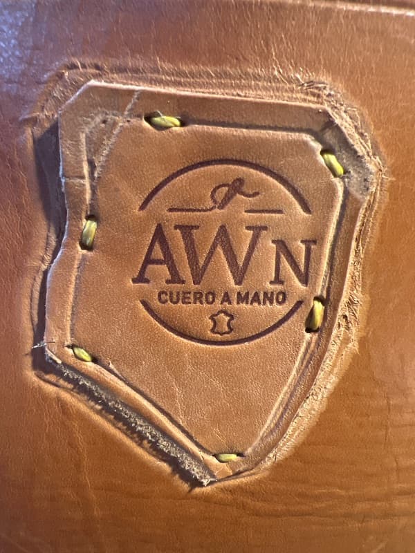 Logo de AWN cuero a mano