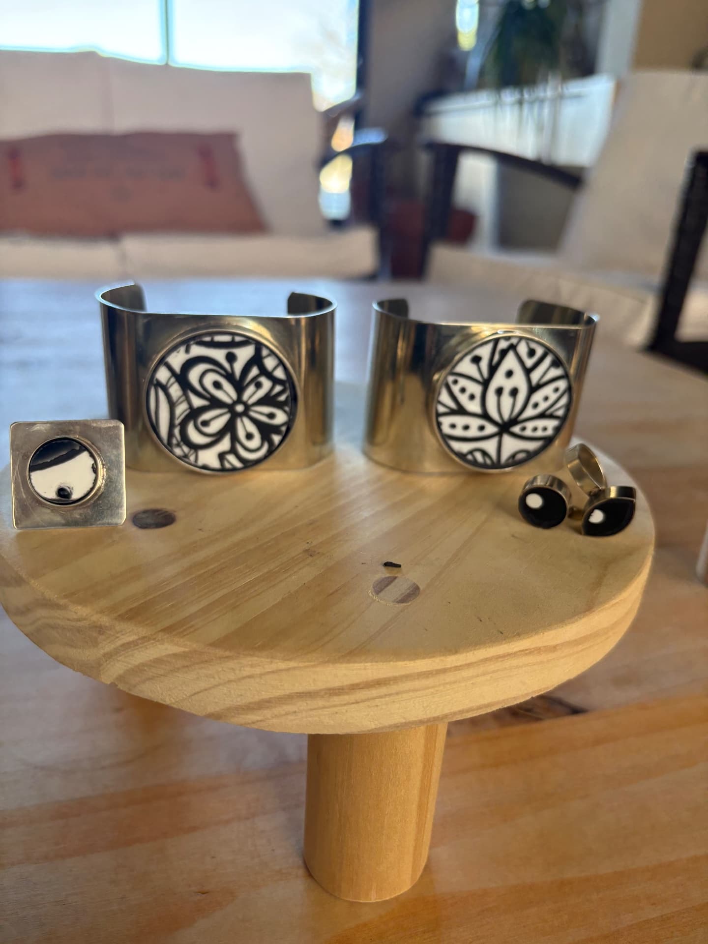Brazalete de alpaca con técnica de mosaiquismo